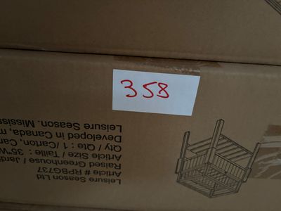 une boîte en carton sur laquelle est collé un autocollant portant l'inscription « 33 »