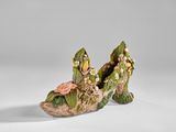 deux figurines représentant une paire de chaussures ornées de fleurs