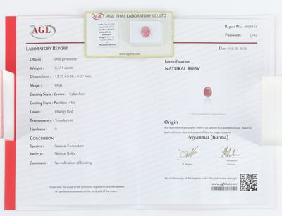 le certificat du rubis naturel est présenté sur une feuille de papier