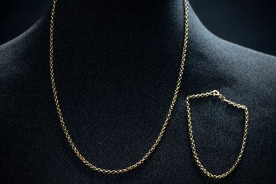 un mannequin portant un collier et une paire de boucles d'oreilles