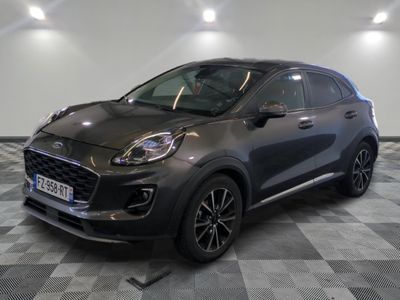 une voiture grise est garée sur le sol à carreaux d'un garage