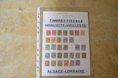 un livre posé sur une table, avec l'image d'un timbre
