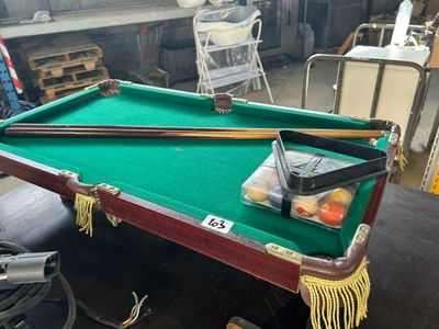 une table de billard recouverte d'un tapis vert