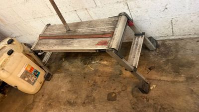 une petite table posée dans un coin d'une pièce