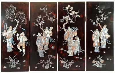 quatre panneaux de style oriental peints sur bois, représentant des fleurs et des oiseaux