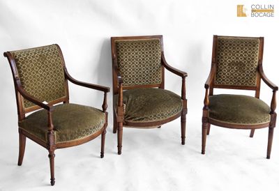 trois chaises avec un revêtement vert, un revêtement vert, un revêtement vert, un revêtement vert, un revêtement vert, un revêtement vert, un revêtement vert, un revêtement vert