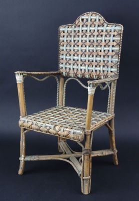 une image représentant une chaise en osier avec une assise tressée, sur fond noir