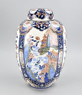 un vase bleu et blanc orné d'un motif