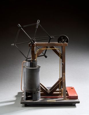 une image représentant la maquette d'une machine fabriquée à partir de boîtes de conserve