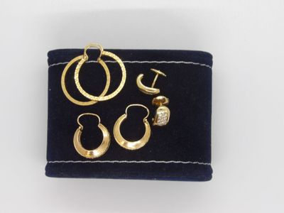 deux paires de boucles d'oreilles créoles en or et une paire de boucles d'oreilles créoles en or