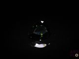 un gros plan d'un diamant noir sur une surface noire