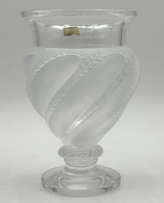 un vase en verre transparent orné d'un motif torsadé