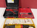 une boîte à outils posée sur une table près d'un mur rouge