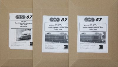 Trois boîtes de billets de train sont posées sur une table