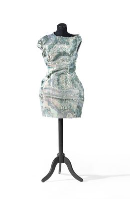 une photo d'une robe sur un mannequin posé sur un support