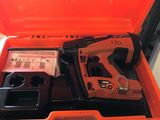 une boîte à outils orange contenant des outils, posée sur un comptoir