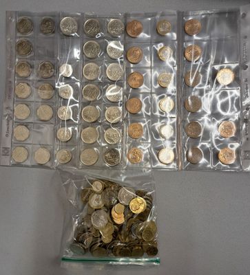 beaucoup de pièces dans le sac posé sur la table