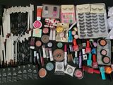 une photo d'une collection de produits de maquillage et d'eye-liners