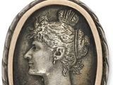 une pièce d'argent sur laquelle figure, au centre, le profil d'une femme