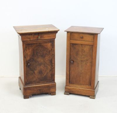 paire de tables de chevet anciennes en noyer, avec tiroirs et portes