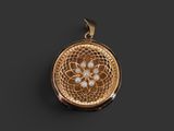 un fermoir en or orné d'un motif floral
