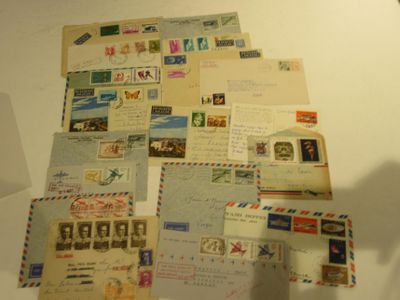 de nombreux types de lettres et de timbres sur la table