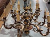 un lustre posé sur une table dans un salon