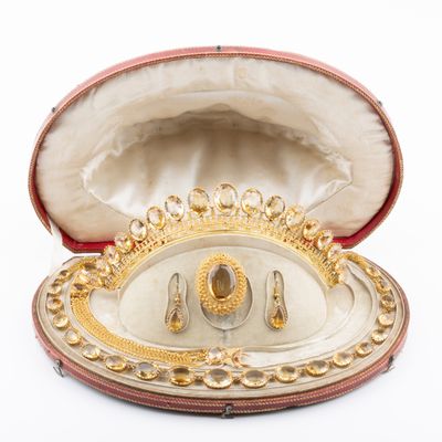 Parure or 18K et citrines : comprenant un collier ras de cou…