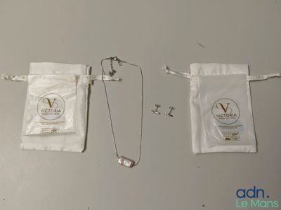 deux sacs de bijoux posés sur la table