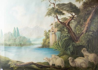 un tableau accroché au mur d'une pièce, représentant un lac et des moutons