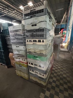 de nombreuses piles de cartons empilées les unes sur les autres dans un entrepôt
