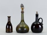 trois vases posés l'un à côté de l'autre sur une table