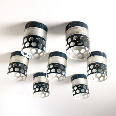 six tasses à pois noirs et blancs suspendues au plafond