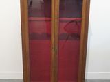 une image d'une armoire en bois avec des portes en verre