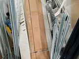 une boîte en carton remplie d'objets hétéroclites dans une pièce
