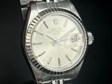 une montre en argent ornée de chiffres romains