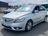La Mercedes Classe B est garée sur un parking