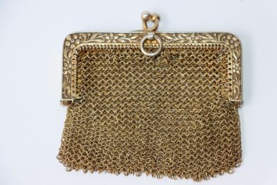 un sac à main ancien en maille dorée muni d'un fermoir