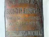 une plaque apposée sur le mur d'un immeuble, sur laquelle on peut lire « côté sud »