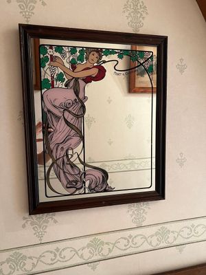 un miroir accroché au mur au-dessus d'un lit