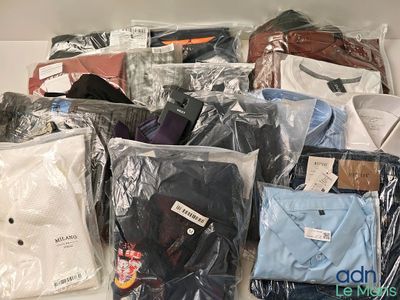 beaucoup de chemises pour hommes rangées dans une boîte