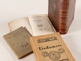 deux vieux livres posés l'un à côté de l'autre sur une table