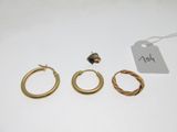 trois paires de boucles d'oreilles créoles en or avec leur étiquette de prix