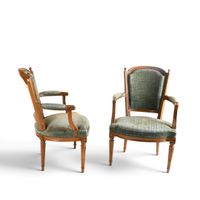 Paire de fauteuils cabriolets en bois naturel mouluré et scu… (photo 2)