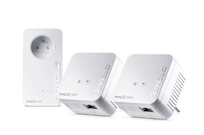 deux adaptateurs CPL blancs pour réseau Wi-Fi domestique et une télécommande