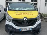 une camionnette jaune garée devant un immeuble blanc