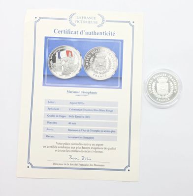 un certificat pour une pièce de monnaie sur laquelle figure l'effigie d'un homme