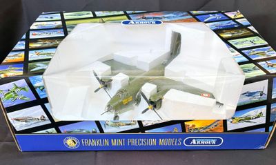 une boîte contenant une maquette d'avion