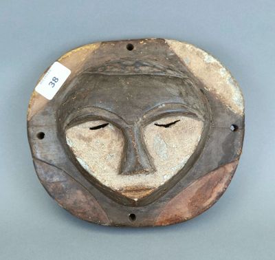 une image représentant un masque en bois accroché au mur