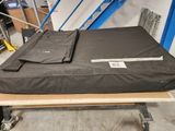 un matelas posé sur une table